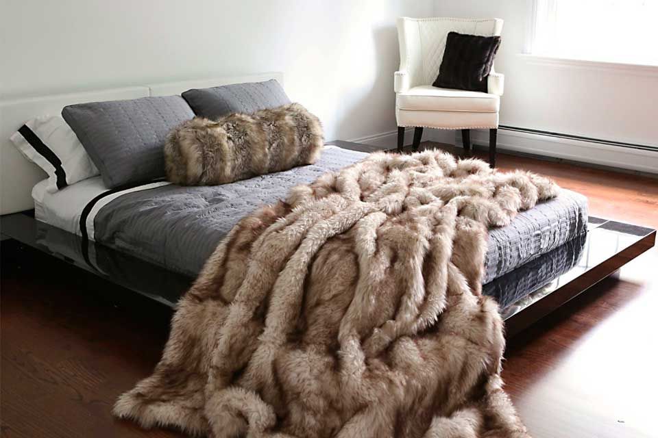 pelliccia per donna, arredamento, cuscini e coperte in pelliccia, accessori, riparazione pellicceria bettagio pellicce, rimessa a modello a Voghera, Pavia, Tortona e alessandria