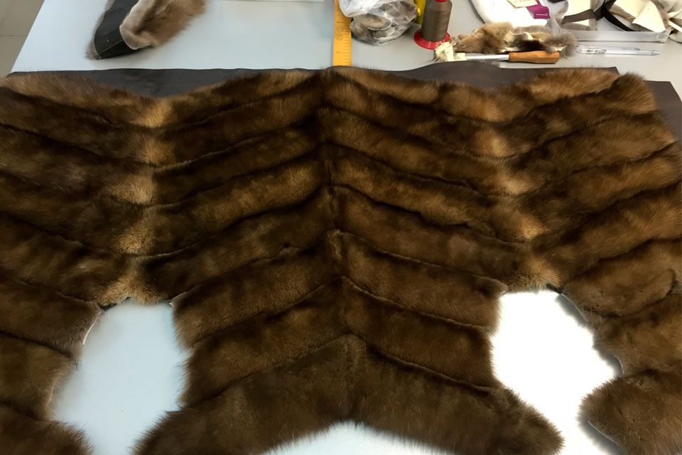 laboratorio artigianale della pellicceria bettaglio - riparazione pallice, rimessa a missura, esecuzione personalizzata su musura  a voghera, tortona, alessandria, pavia